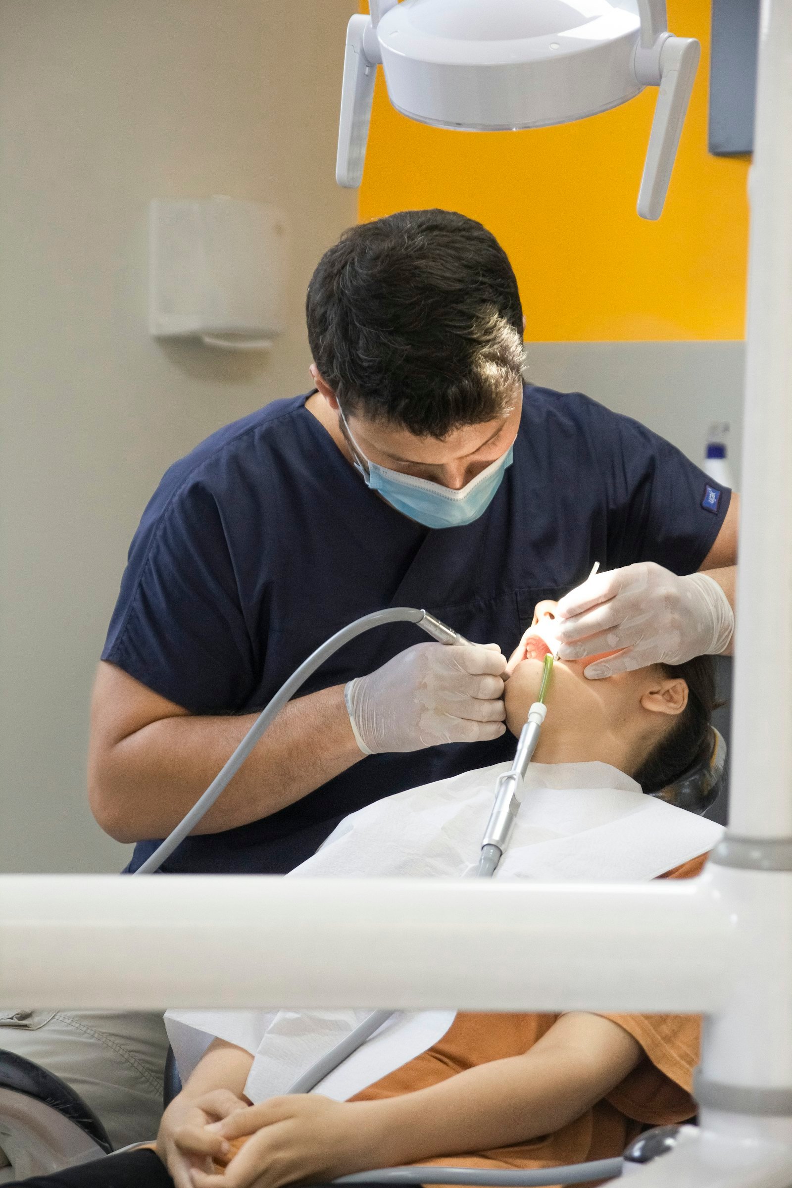 Chirurgien-dentiste soignant un patient – illustration